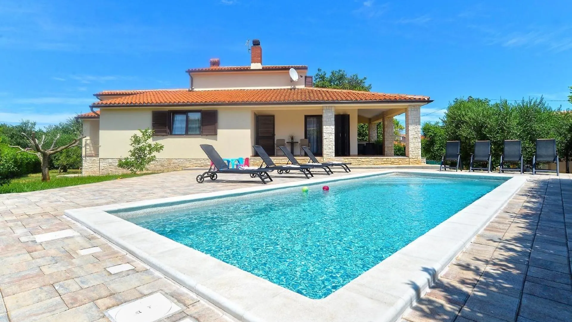 Ferienhaus Mit Privatpool Fuer 8 Personen Ca 180 Qm In Liznjan, Istrien Suedkueste Von Istrien