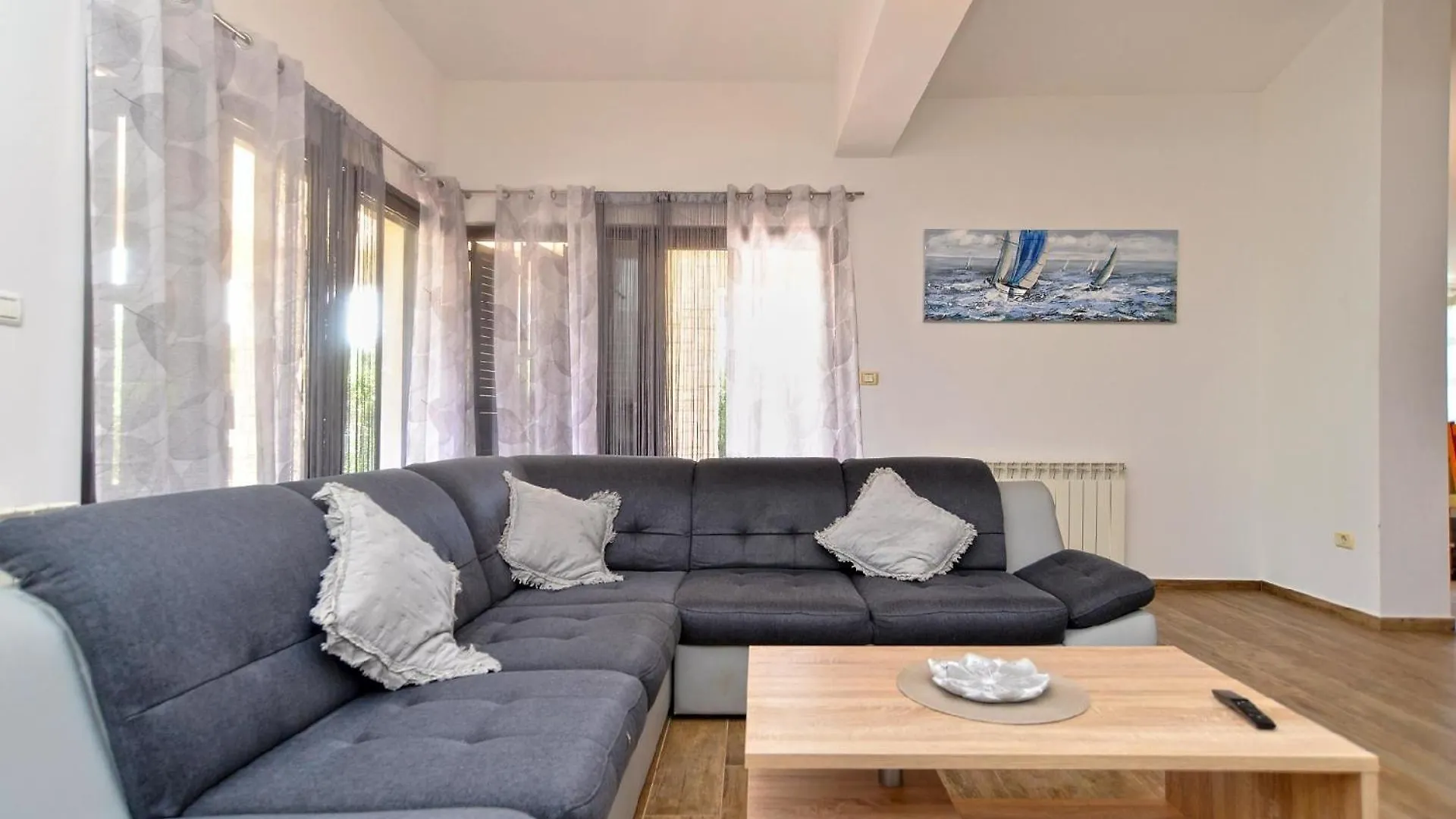 Ferienhaus Mit Privatpool Fuer 8 Personen Ca 180 Qm In Liznjan, Istrien Suedkueste Von Istrien بيت للعطل