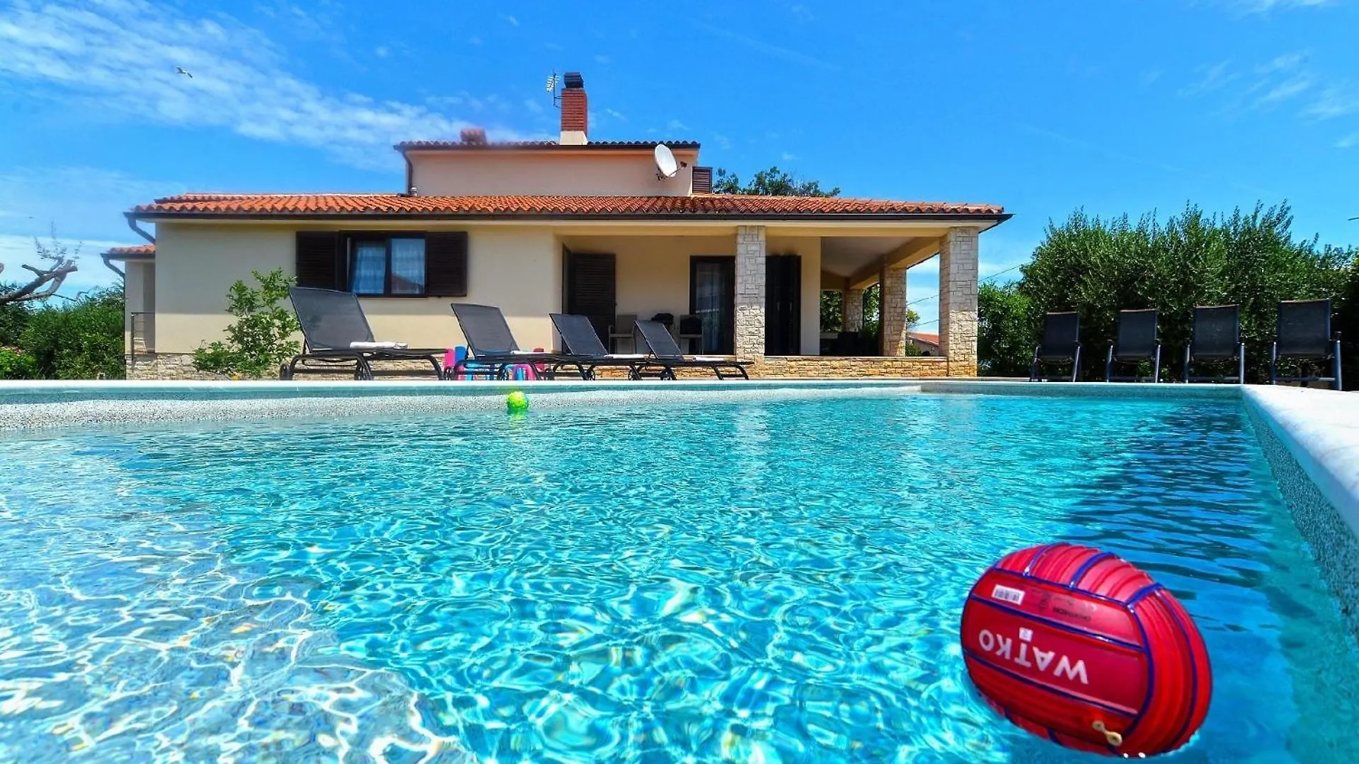 Ferienhaus Mit Privatpool Fuer 8 Personen Ca 180 Qm In Liznjan, Istrien Suedkueste Von Istrien بيت للعطل
